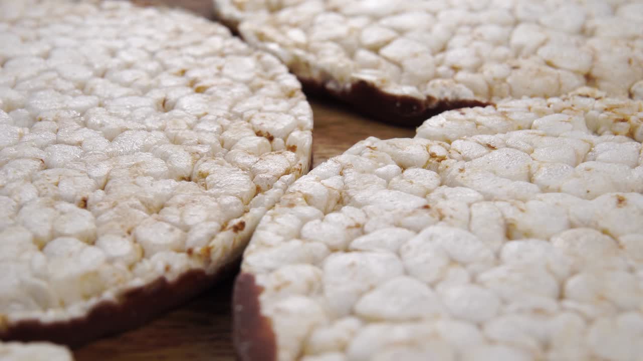 un montón de panes crujientes de arroz con una capa de chocolate. macro