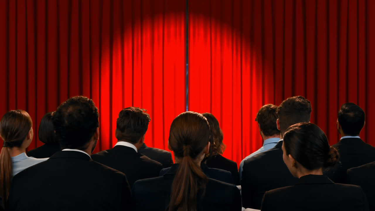 personas de negocios viendo un escenario