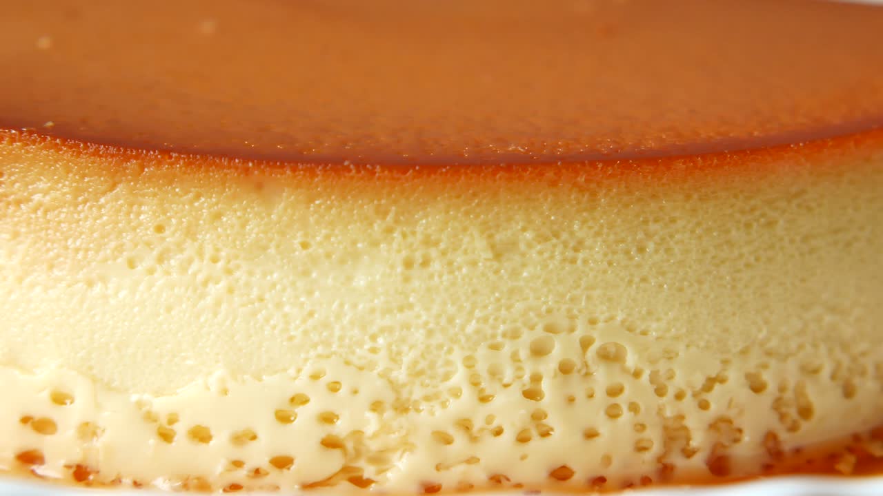 un primer plano de una deliciosa crema de caramelo