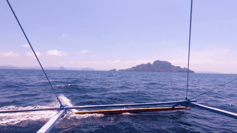 Zeitlupenschwenk-Von-Links-Nach-Rechts,-Der-Das-Wunderschöne-Meer-Und-Die-Landschaft-Von-El-Nido-Auf-Einem-Perfekten,-Einzigartigen-Und-Außergewöhnlichen-Tagesausflug-Auf-Einem-Traditionellen-Boot-Zeigt