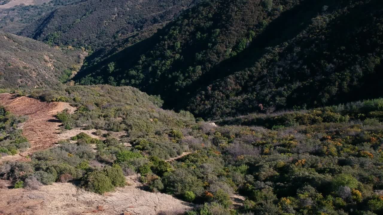 Ripresa aerea dinamica sulle montagne
