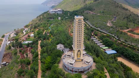 Majestätische-Drohnenaufnahmen-Des-Luo-Quan-Turms-In-Dali,-Yunnan,-China