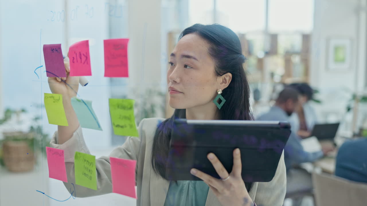 비즈니스, 아시아 여성과 유리에서 생각