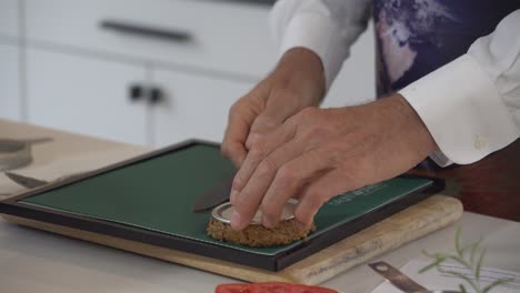 Aus-Einem-Flaschendeckel-Püriertes-Gemüse-Zu-Einer-Roh-veganen-Burgerpastete-Formen