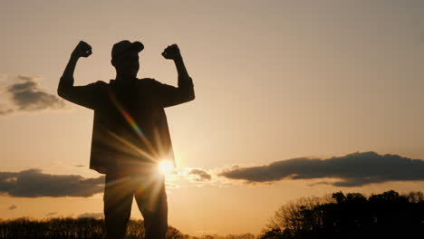 hombre celebrando el atardecer