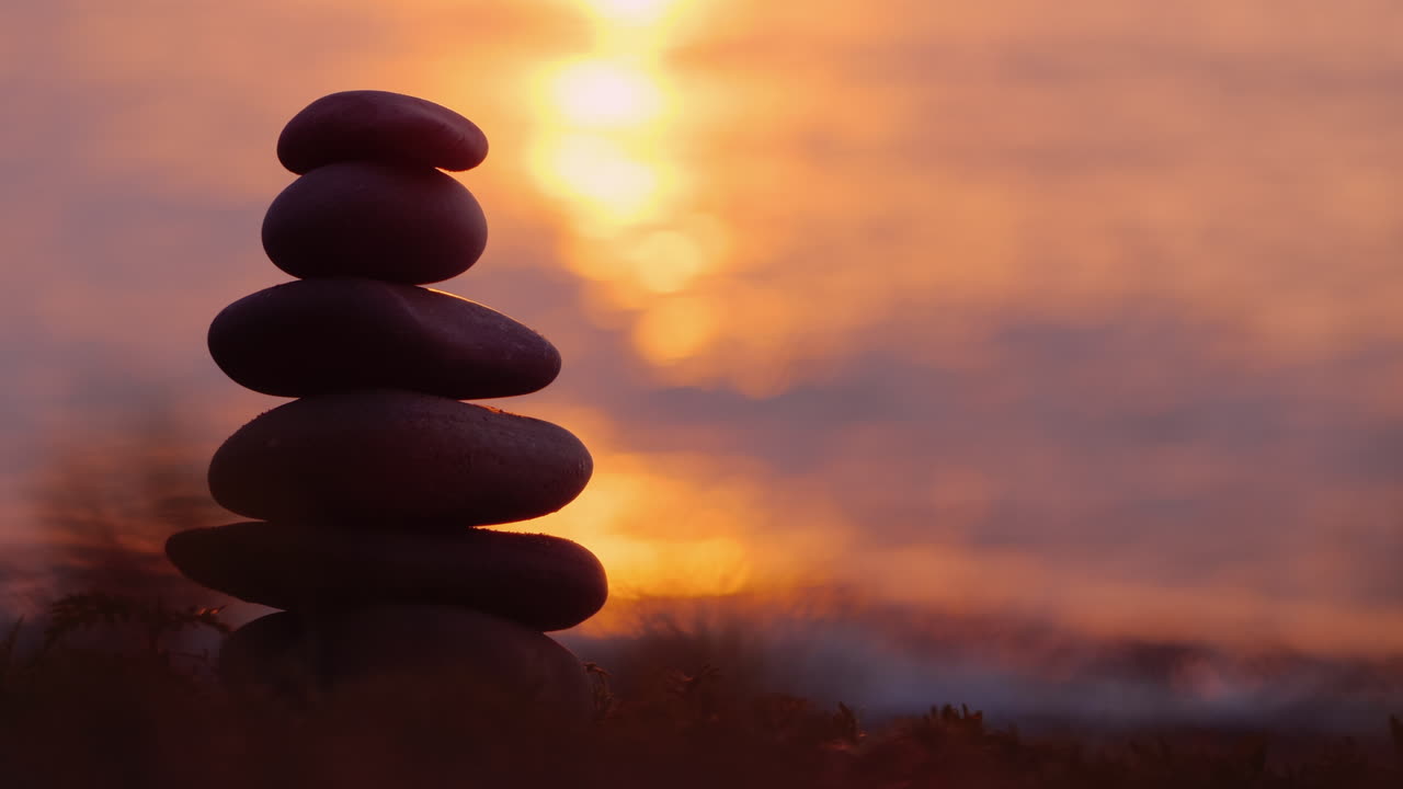 해질녘 바다를 배경으로 한 돌탑