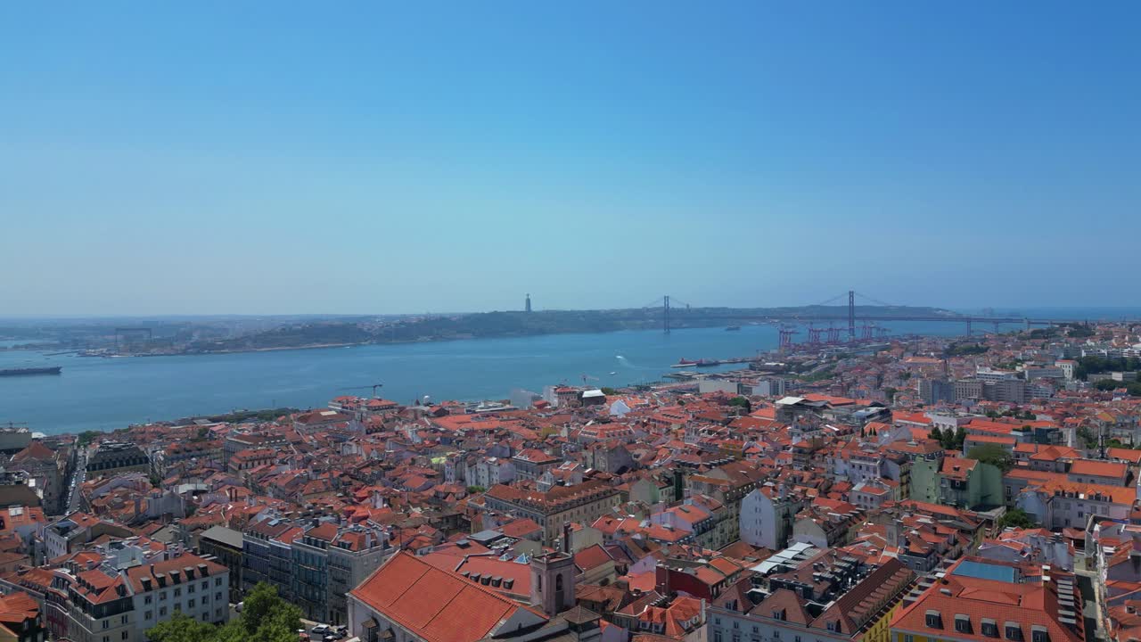 Veduta aerea del paesaggio urbano di Lisbona con il fiume Tago come sfondo, Portogallo.