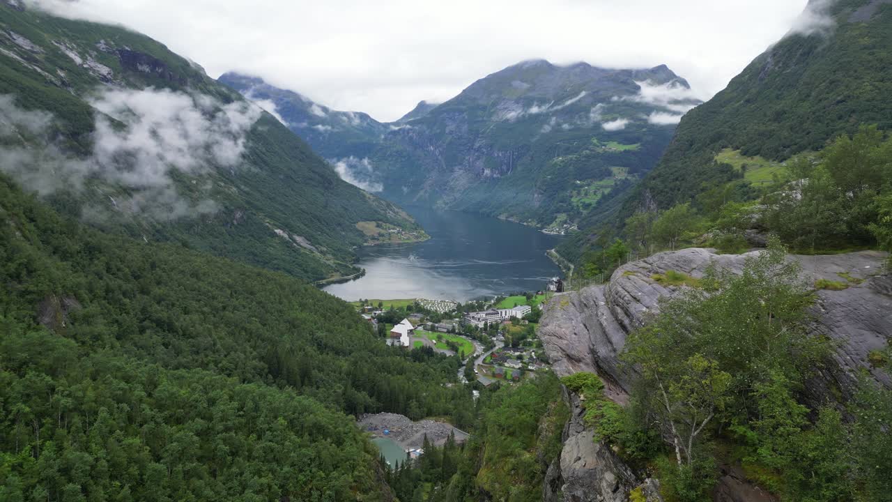 Punto panoramico del Geirangerfjord e villaggio di Geiranger in Norvegia - Aerea