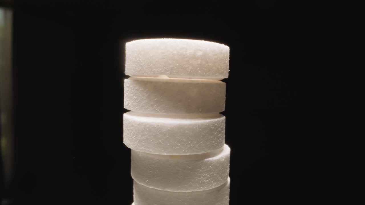 pila de píldoras blancas en forma de torre de pisa sacudiendo