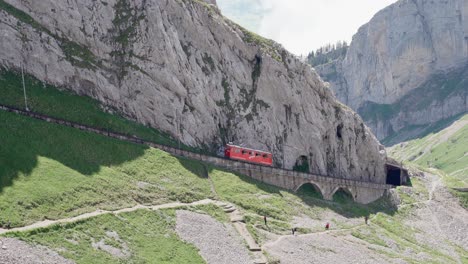 el tren de cremallera más empinado del mundo sube la montaña