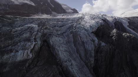 Pasterze-Glacier-lagoon-covered-in-moraine-in-the-lower-part-of-Grossglockner-Mountain,-Austria