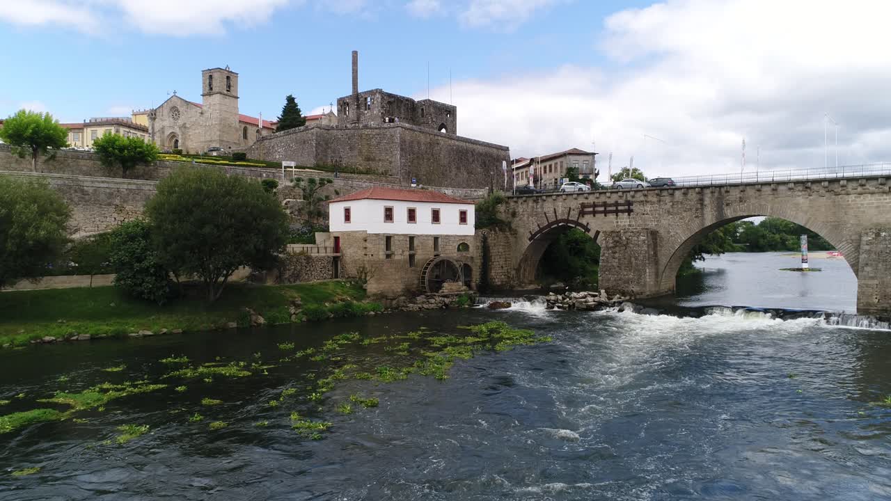 vista al río y a la ciudad de barcelos en portugal.
