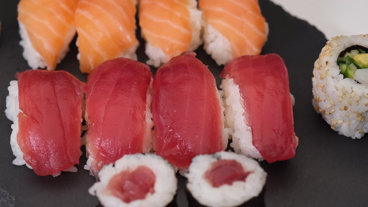 Asiatisk sushiudvalg med nigiri laks, tun, hosomaki, uramaki