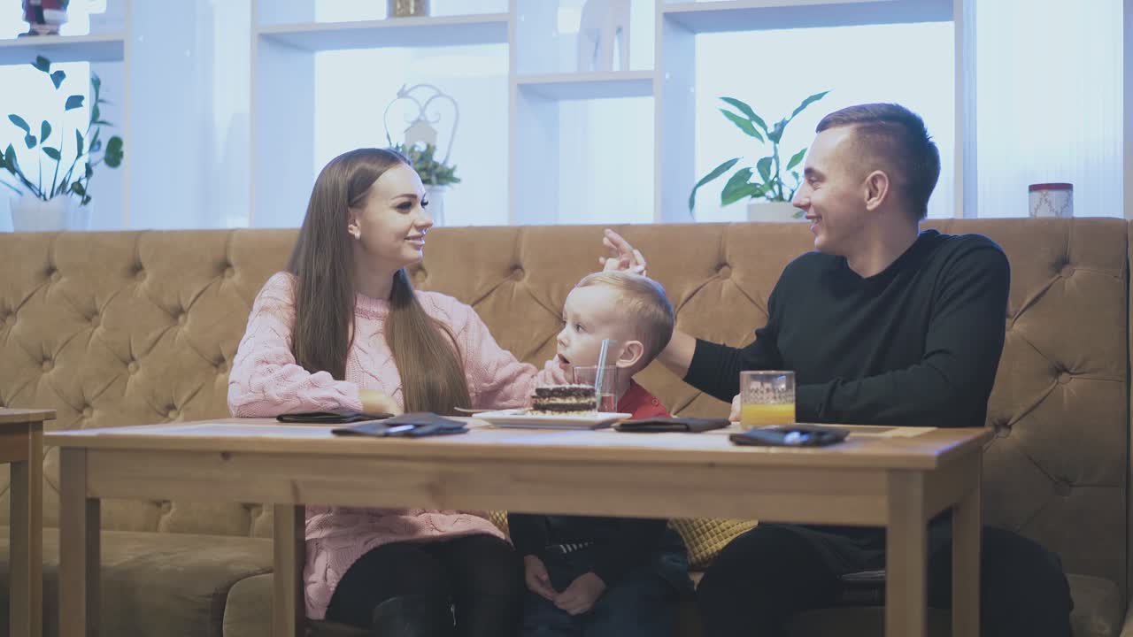 예쁜 남자가 예쁜 여자의 손을 작은 아이 뒤에  ⁇ 고 있습니다.