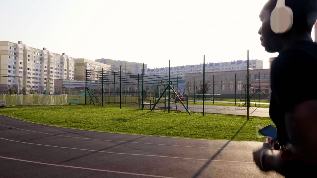 트랙에서 달리는 남자