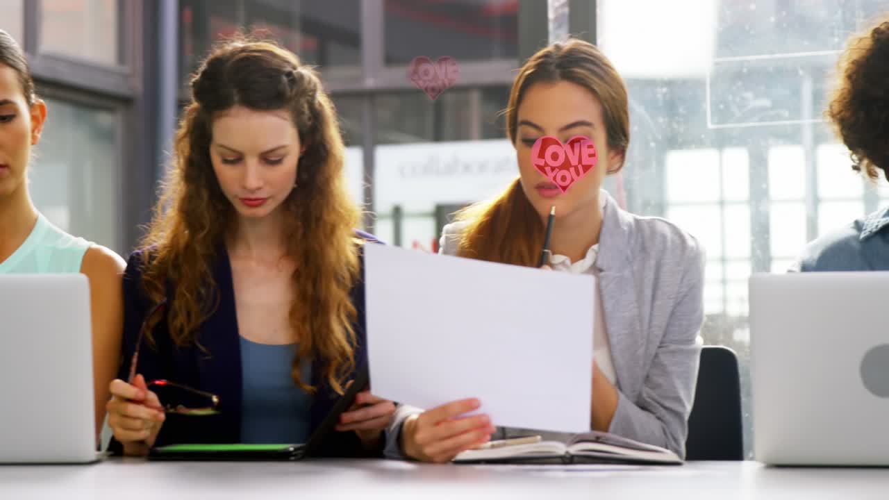 Animazione di scie di luci viola su persona che usa un laptop