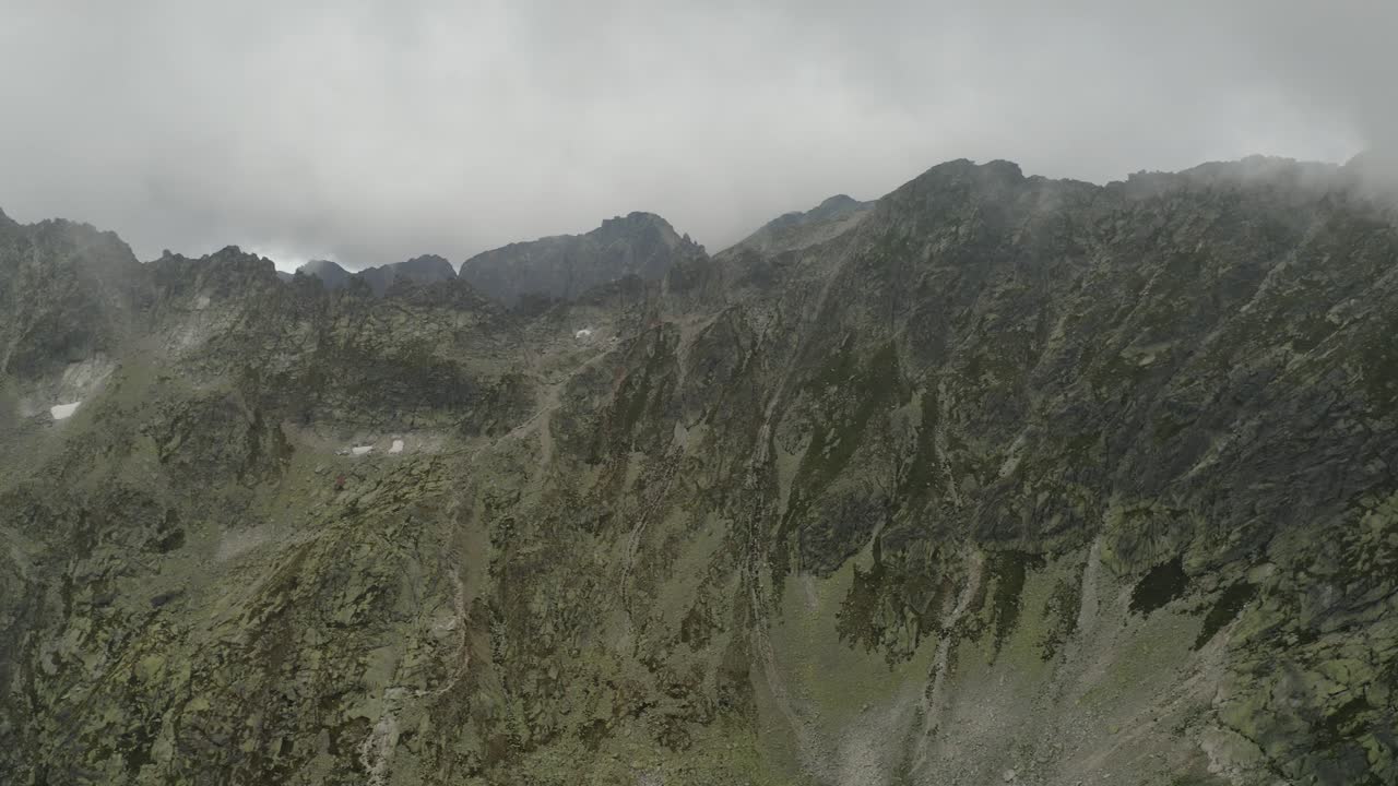 bellas imágenes de la cordillera cerca de la cascada skok y hruby vrch high tatras en eslovaquia - plano general
