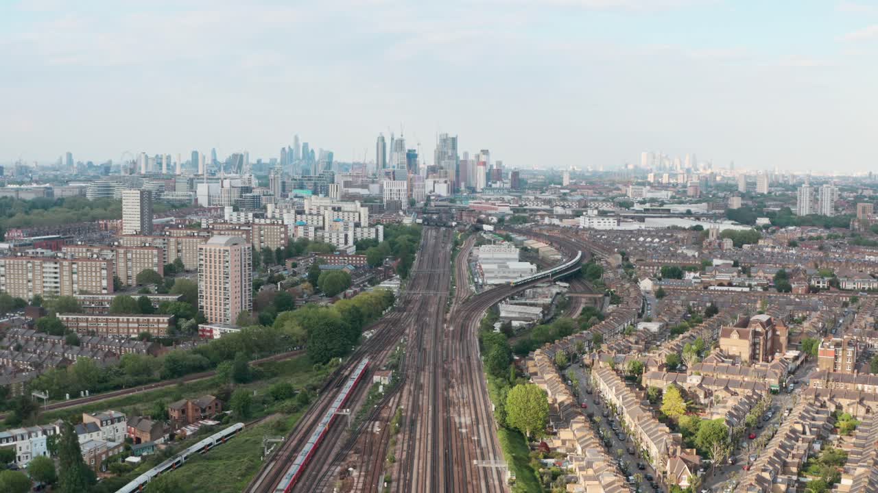 런던 도심을 향해 분주한 영국 철도 열차 트랙의 돌리 포워드 드론 샷