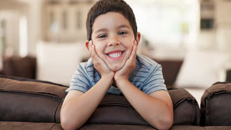 feliz, lindo y cara de un niño en el sofá