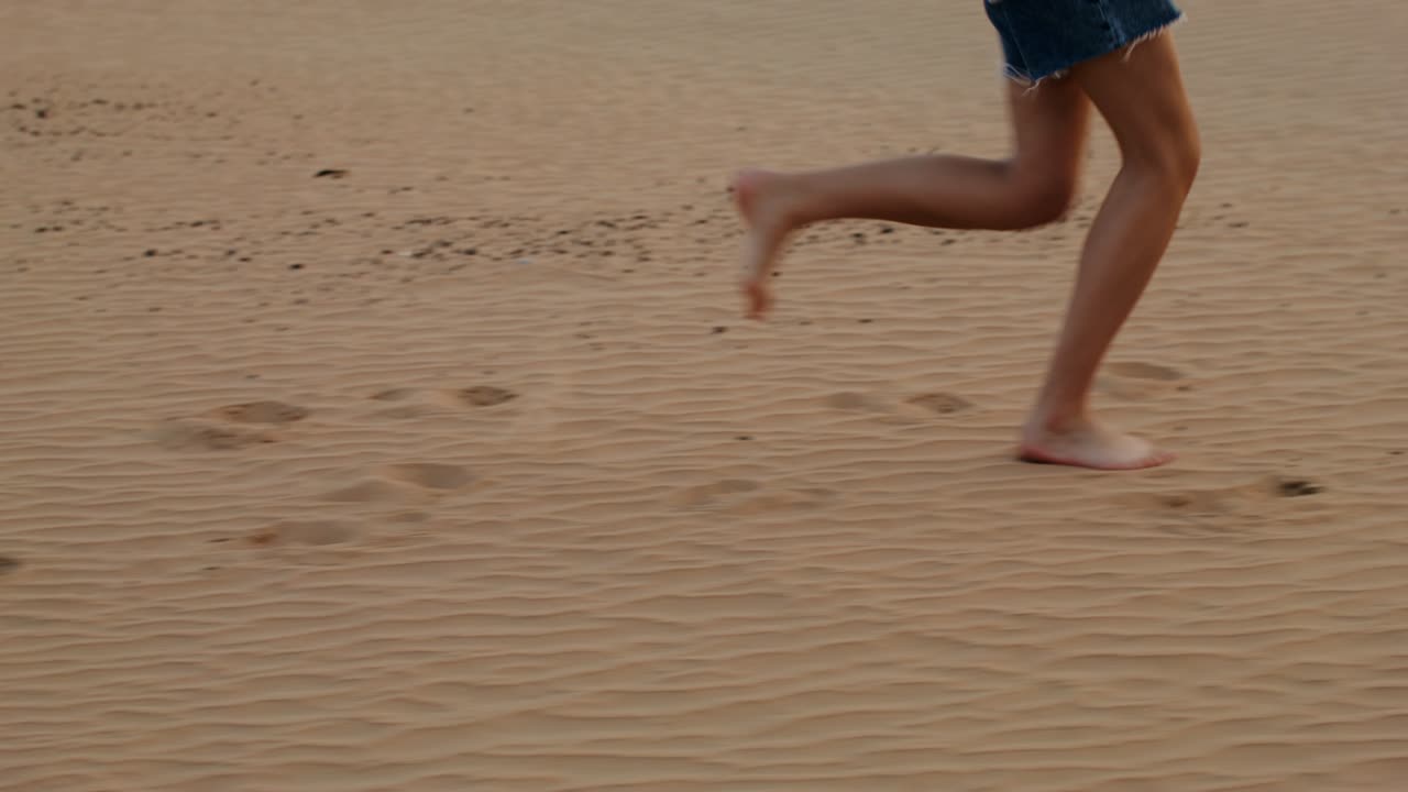 모래를 가로질러 달리는