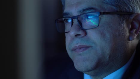 el hombre que sigue el intercambio.