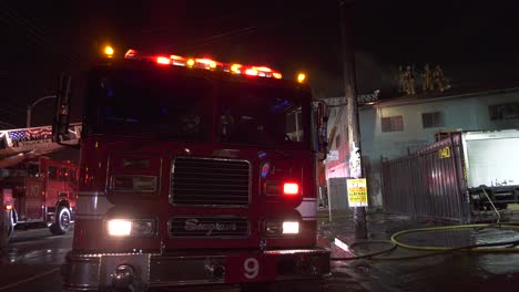 Camión-De-Bomberos-Por-La-Noche-Con-Luces-Intermitentes