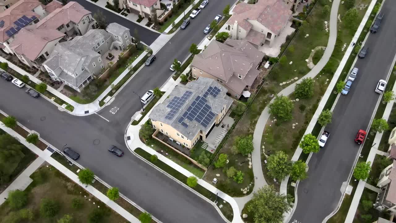 casa en barrio tustin, paneles solares, energía, antena 4k