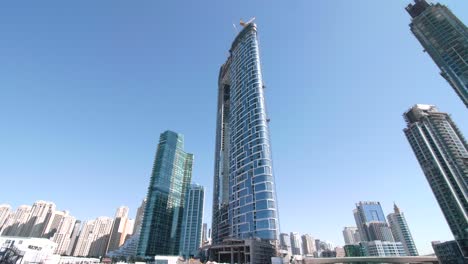 mirando hacia los rascacielos de dubai desde un barco