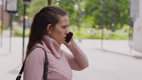 mujer estresada o enojada al aire libre con preocupaciones financieras sobre el costo de la vida crisis deuda y pago de facturas hablando por teléfono móvil 3