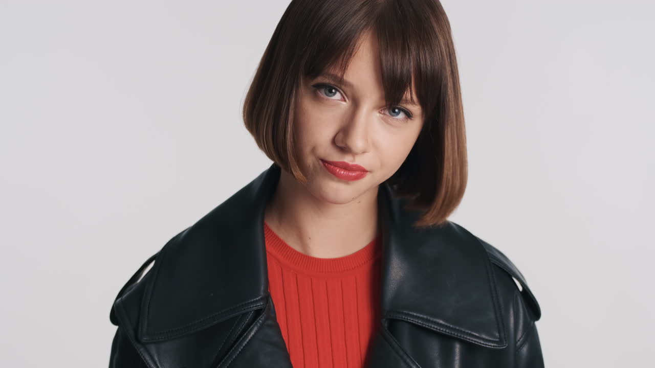 여성은 머리를 흔들고 손가락을 움직여 거절합니다.