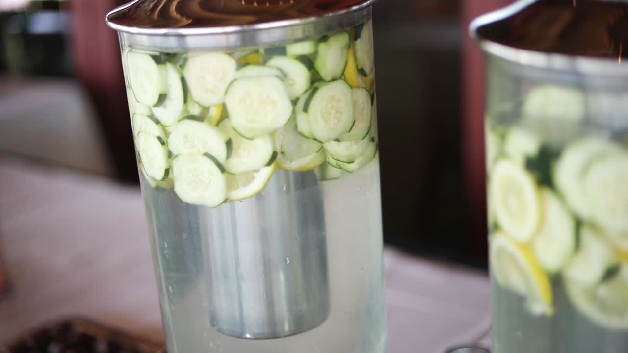 결혼식 피로연 동안 테이블에 아름답게 배열된 다양한 결혼식 음식과 대접에서 물러나는 부드러운 샷