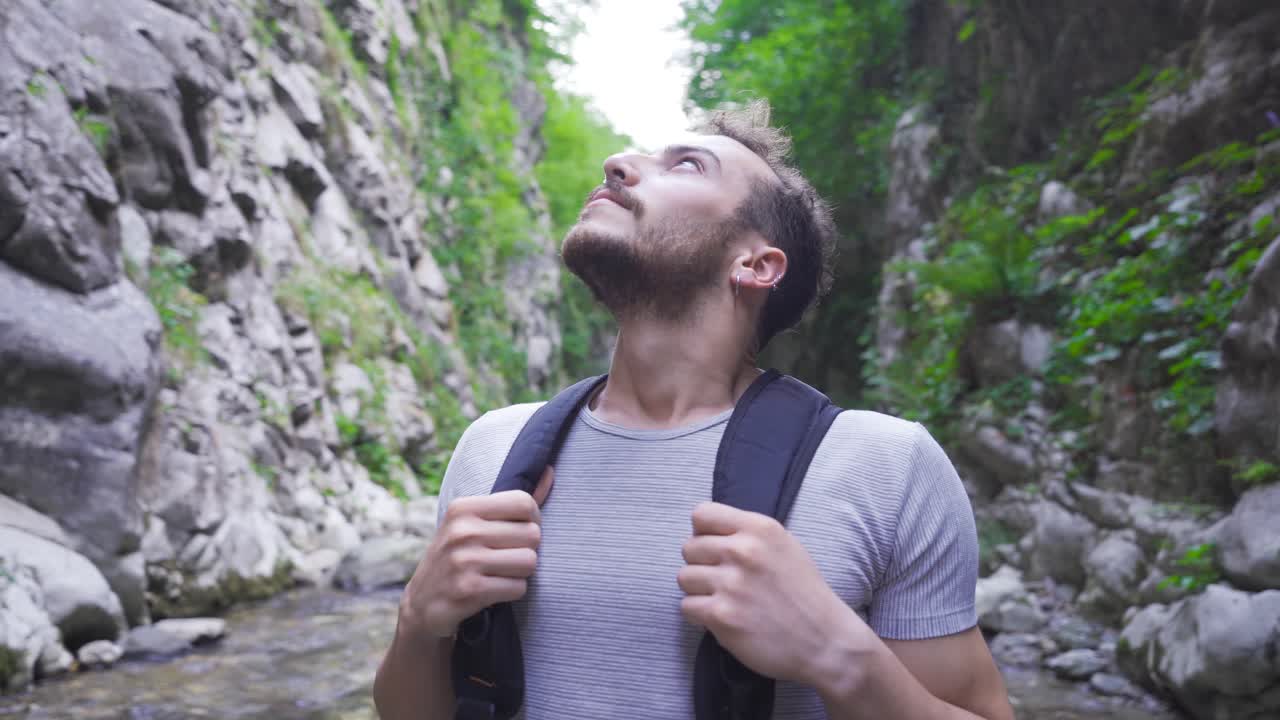 Uomo solo nel canyon. Natura mozzafiato