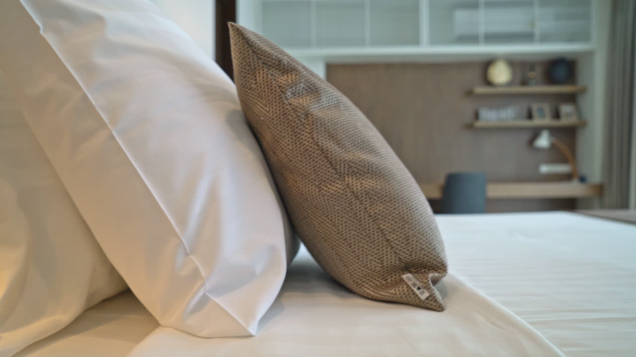 красивая подушка на кровати украшение в интерьере спальни