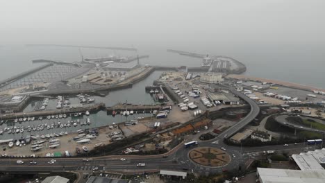 Drohnenaufnahmen-Eines-Nebeldeckdocks-In-Dover,-Kent,-Großbritannien