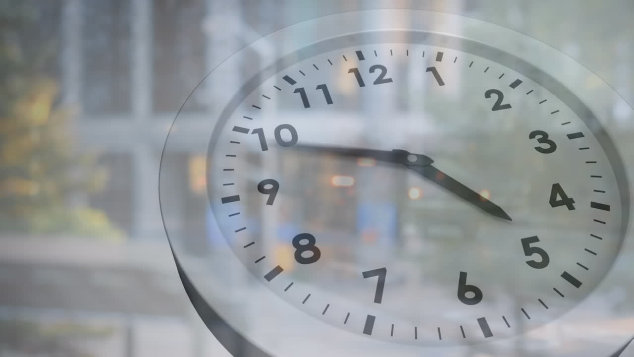 animación de un reloj que se mueve sobre el paisaje urbano
