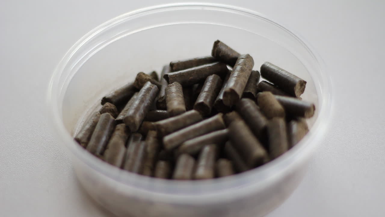 플라스틱 컵에 비료 과립