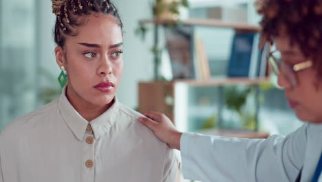 mujer médico consultando paciente con empatía