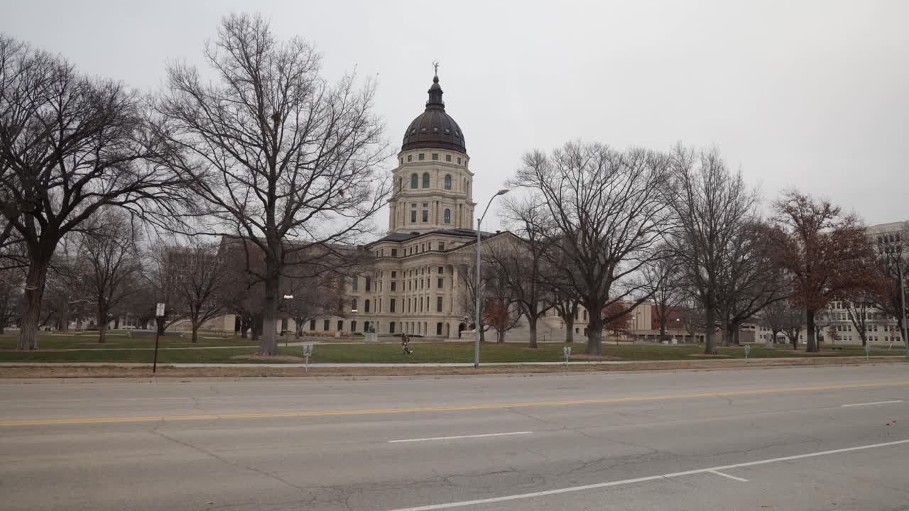 Time-lapse video af biler, der kører forbi Kansas' delstatshovedstadsbygning i Topeka, Kansas