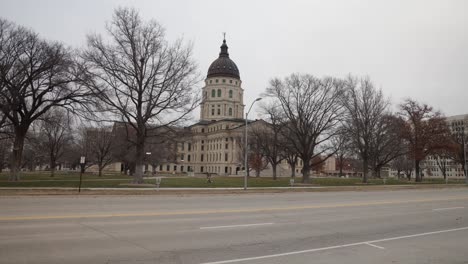 Zeitraffervideo-Von-Autos,-Die-Am-Kansas-State-Capitol-In-Topeka,-Kansas-Vorbeifahren