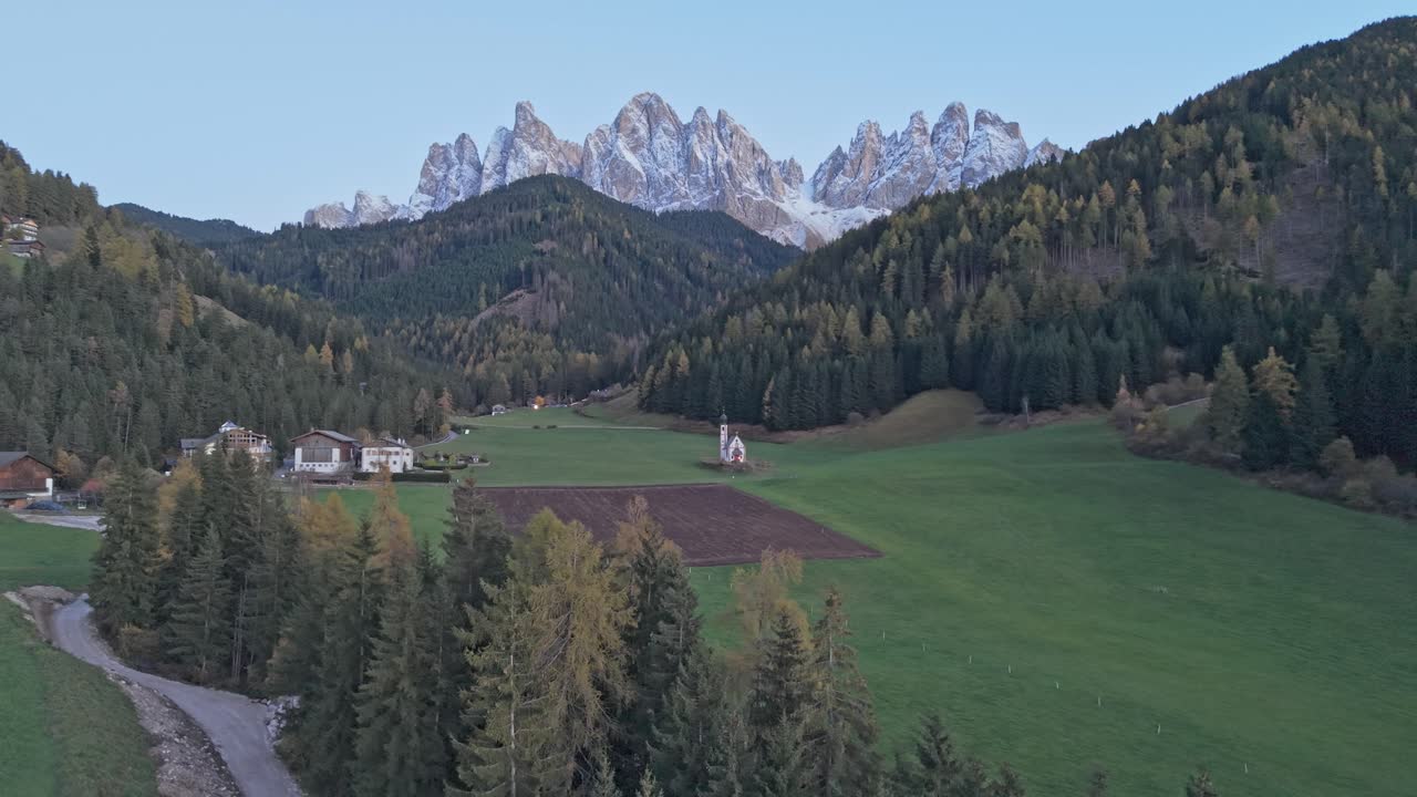 Luftfoto af San Giovanni Kirke ved solnedgang i Funes, Dolomitterne, Italien.