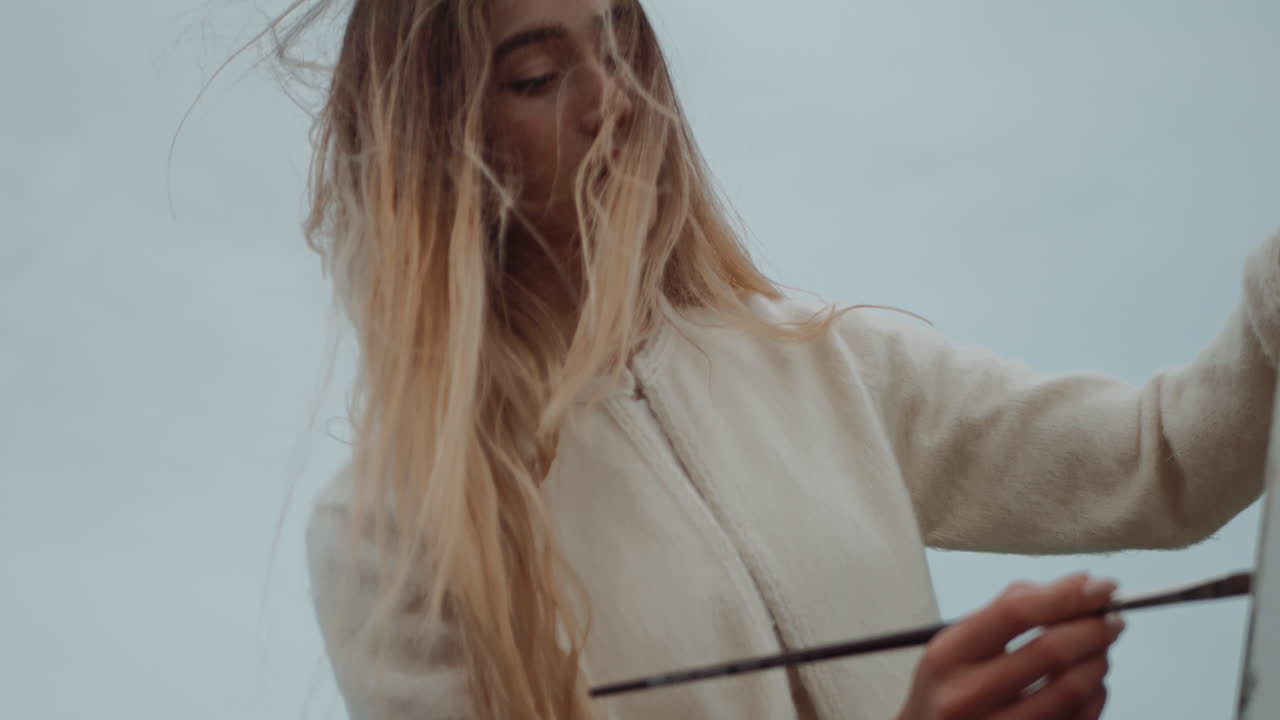 야외에서 그림을 그리는 여자