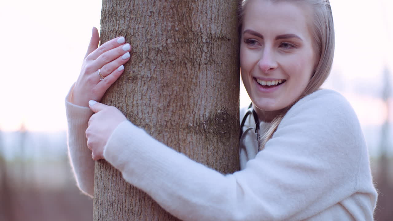 hermosa naturaleza amorosa mujer abraza árbol en bosque en otoño 3