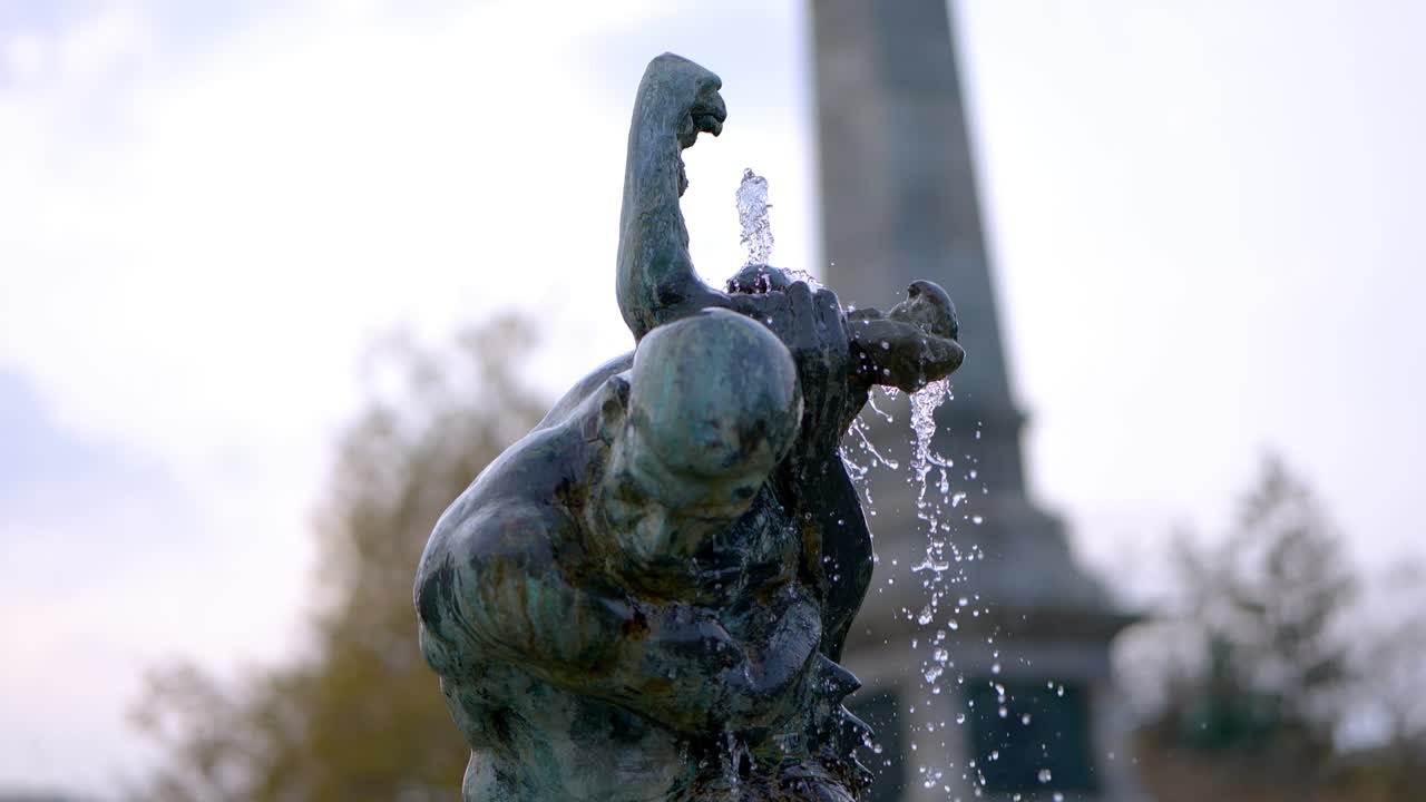Primo piano di una statua fontana nel centro di Ruse