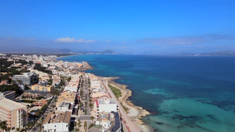 un panorama impresionante que muestra la vibrante costa de can picafort y las brillantes aguas azules de son baulo. un día perfecto bajo el cielo soleado invita a la relajación y la aventura.