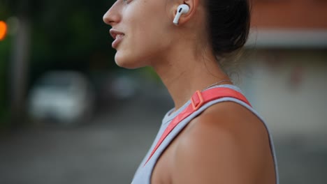 mujer con auriculares al aire libre