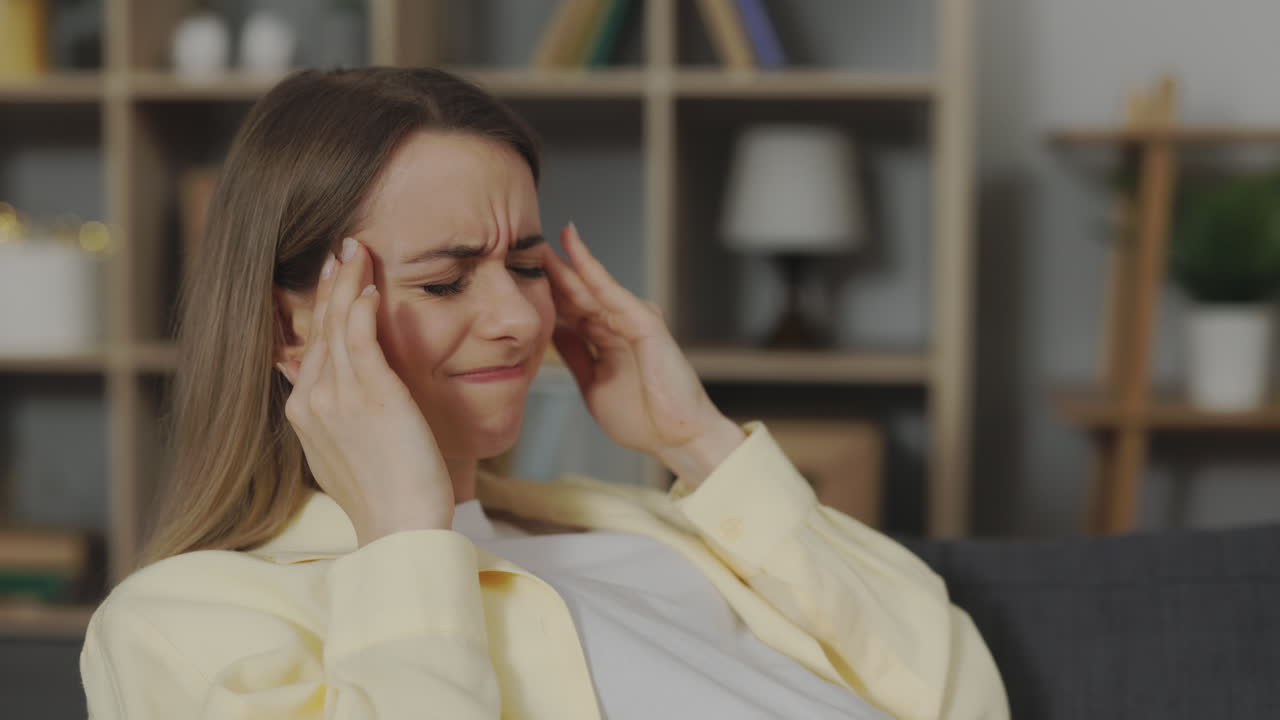 mujer con dolor de cabeza