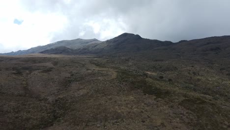 vista aérea del paisaje alrededor de páramo del sol en los andes colombianos cerca de la ciudad de urrao