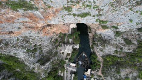 blagaj bajo el acantilado