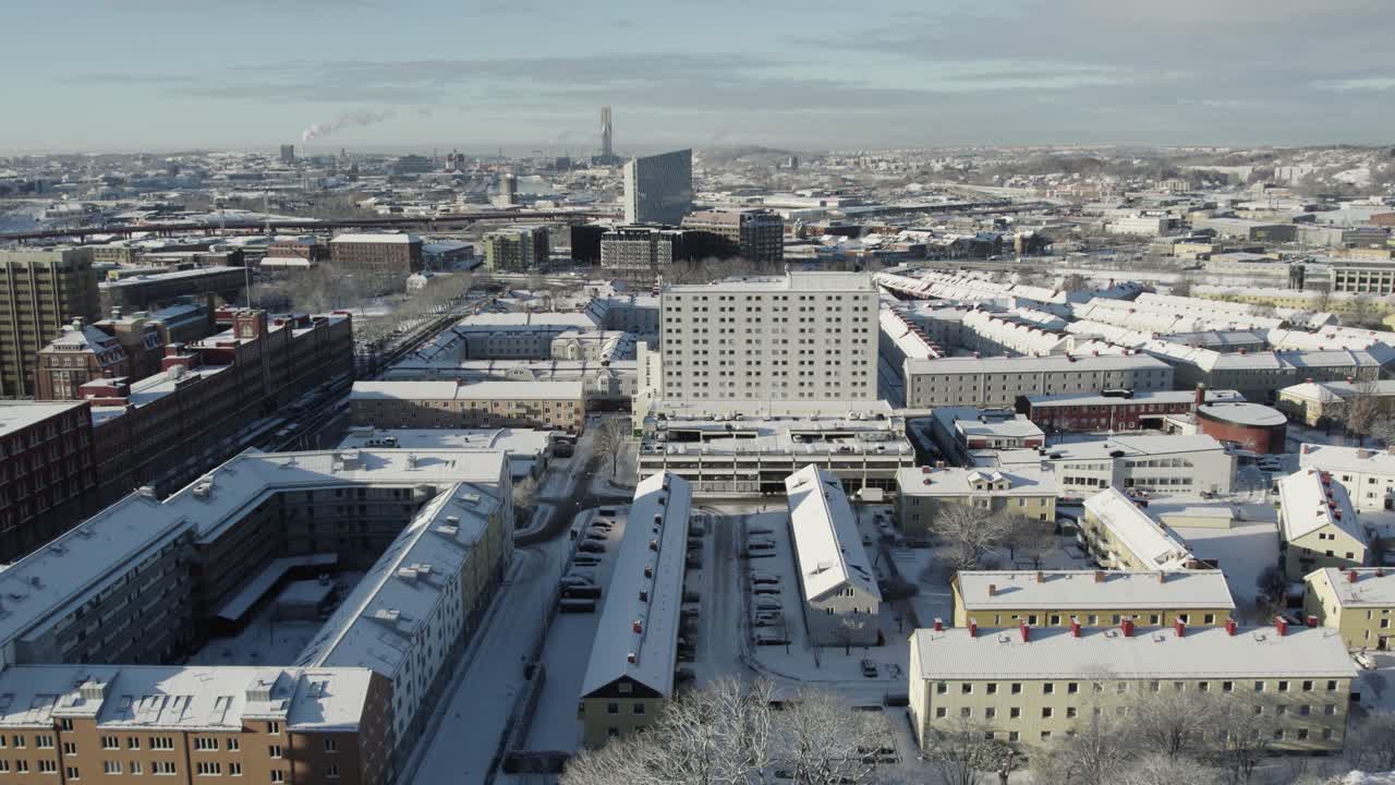 스홀름 시내의 도시 건물, 눈이 많은 겨울, 공중 드론 풍경