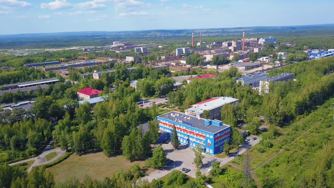 주거 건물 과 공장 들 이 여 있는 산업 도시 의 공중 사진